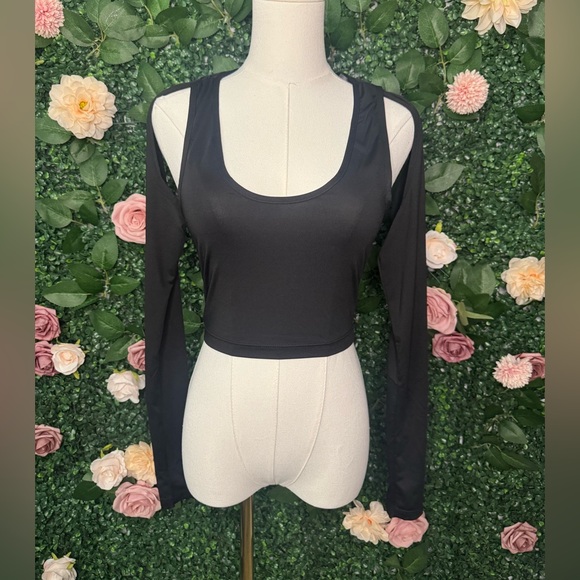 Black Cut-Out Sleeve Crop Top - Picture 2 of 8